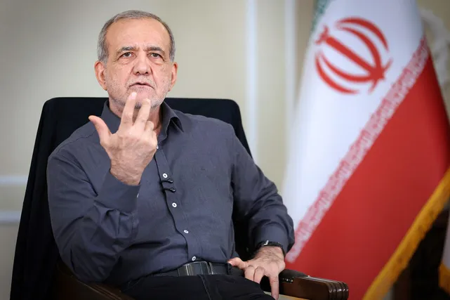 پزشکیان: هر زمان می‌خواهیم کاری انجام دهیم، می‌گویند فعلاً دست نگه دارید/ چه زمانی باید دست بزنیم؟ زمانی که خودمان غرق شدیم، کشور نابود شد و همه ضرر کردند؟ / همسایگان ما اجازه ندادند عده‌ای وارد کشور شوند و باعث اغتشاش شوند