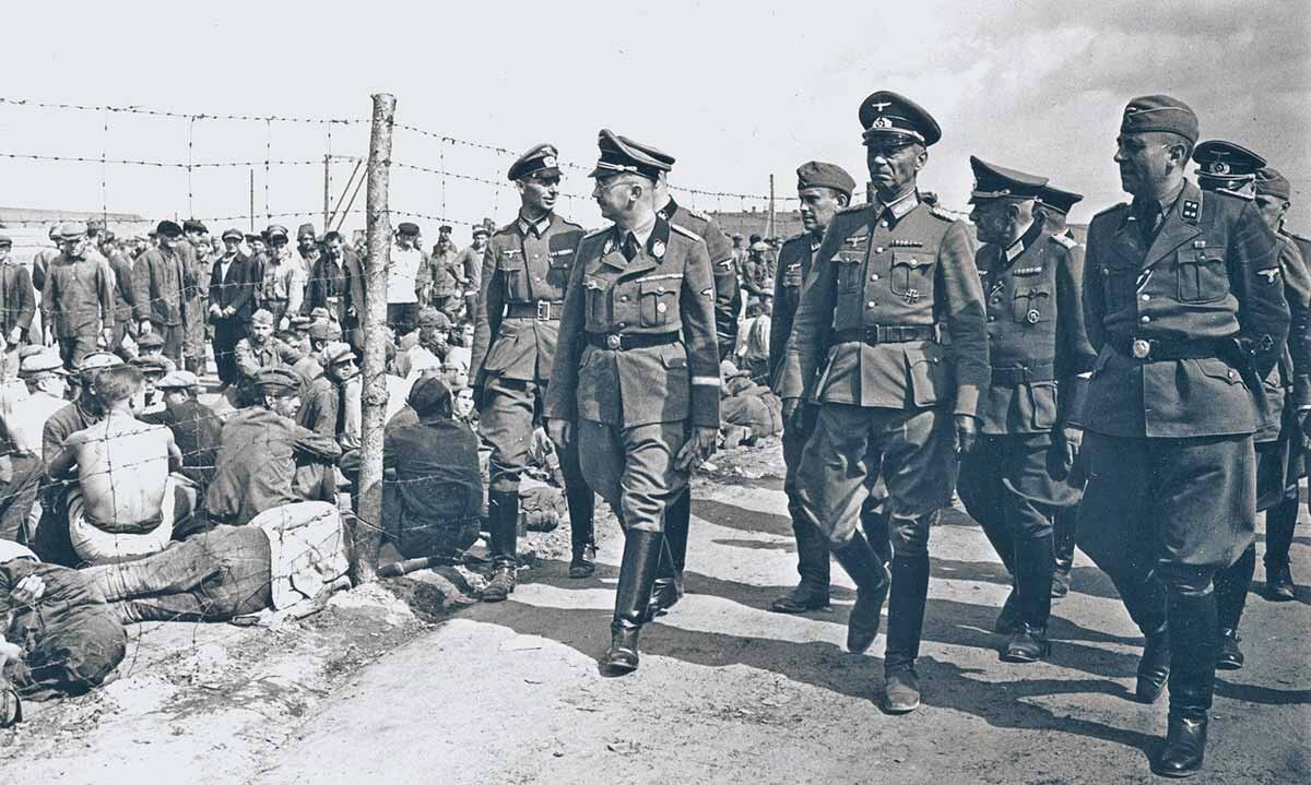 هاینریش هیملر در حال بازدید از اردوگاه اسیران جنگی شوروی در مینسک، اوت ۱۹۴۱. منبع: موزه یادبود هولوکاست ایالات متحده، واشینگتن دی‌سی