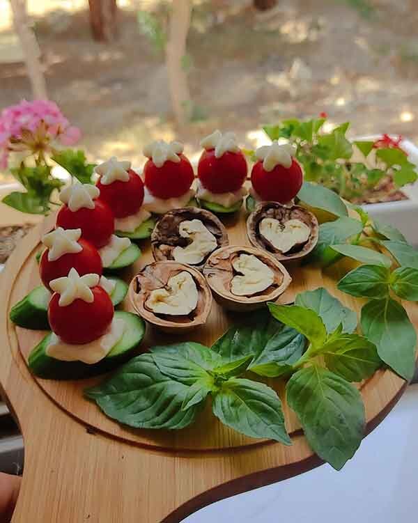 پنیر، نان، سبزی، خیار و گوجه فرنگی