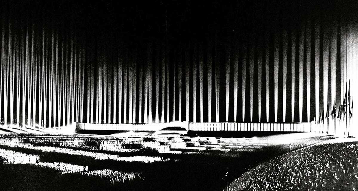 «کلیسای جامع نور» در جریان یکی از گردهمایی‌های نورنبرگ نازی‌ها. منبع: Arquitectura Viva